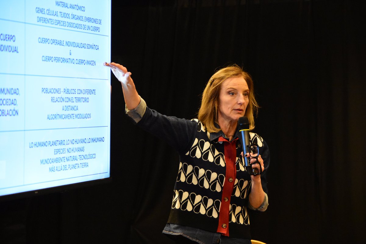 Cemupro_Arg's tweet photo. Junto a @MSladogna, Flavia Costa y @emmaiarussi nos planteamos algunas preguntas, de las miles que nos pueden surgir, en un mundo donde la inteligencia artificial toma protagonismo. ¿Estamos preparados para estos desafíos?

Mirá el panel completo en https://t.co/IyXfJfmdye https://t.co/BGTRQJ5YPT