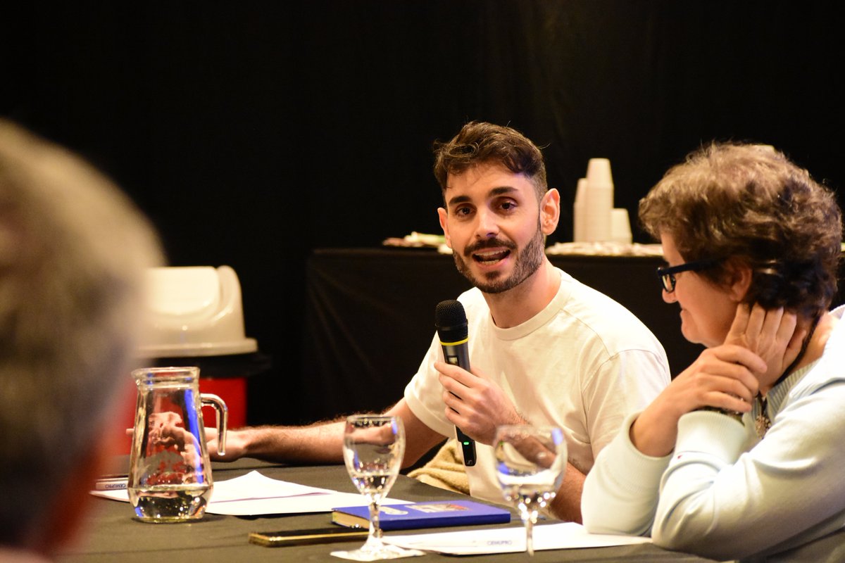 Cemupro_Arg's tweet photo. Junto a @MSladogna, Flavia Costa y @emmaiarussi nos planteamos algunas preguntas, de las miles que nos pueden surgir, en un mundo donde la inteligencia artificial toma protagonismo. ¿Estamos preparados para estos desafíos?

Mirá el panel completo en https://t.co/IyXfJfmdye https://t.co/BGTRQJ5YPT