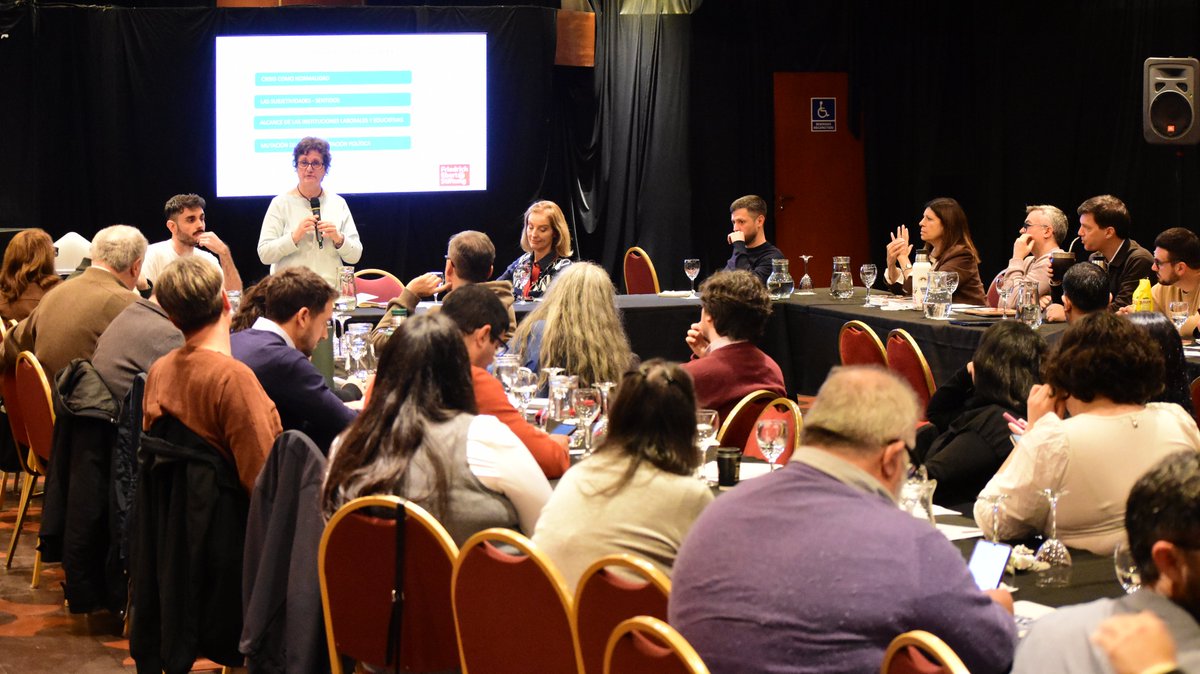 Cemupro_Arg's tweet photo. Junto a @MSladogna, Flavia Costa y @emmaiarussi nos planteamos algunas preguntas, de las miles que nos pueden surgir, en un mundo donde la inteligencia artificial toma protagonismo. ¿Estamos preparados para estos desafíos?

Mirá el panel completo en https://t.co/IyXfJfmdye https://t.co/BGTRQJ5YPT