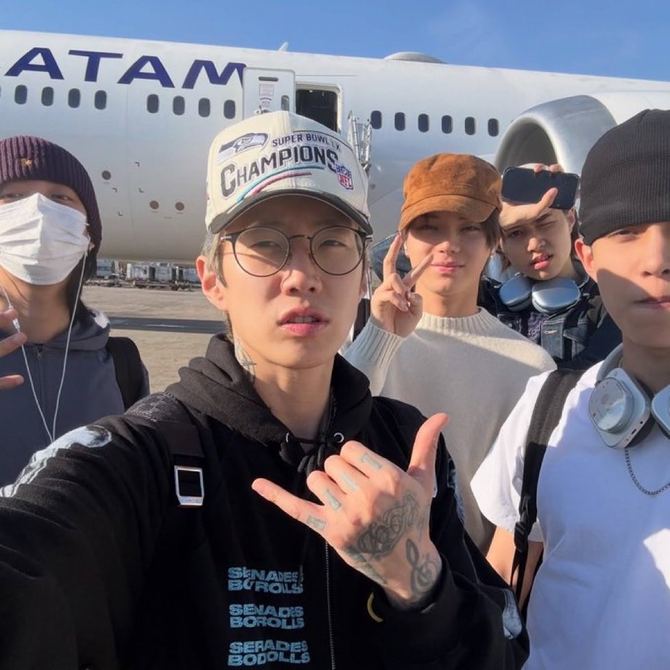 tacowithjay's tweet photo. this selfie in front of the plane is absolutely adorable 🥹💕💕💕💕💕 https://t.co/dyN6GtLbK8