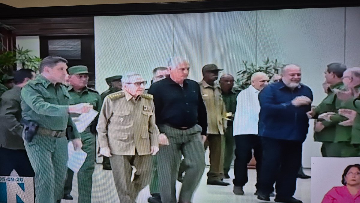 minint_cuba's tweet photo. Presiden el General de Ejército Raúl Castro Ruz y el Primer Secretario del CCPCC y Presidente de la República Miguel Díaz-Canel acto por 65 Aniversario de la Dirección de Seguridad Personal #Cuba https://t.co/69JiiS82Sz