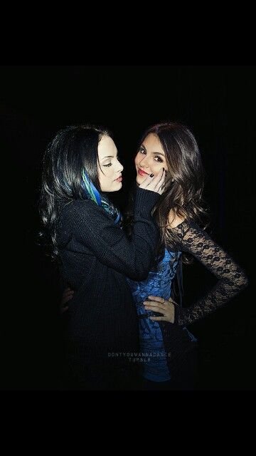 yunacatz's tweet photo. @lyzakitkat vi essa foto no pinterest e tô obcecada por ela, mas adoro muito vc prin https://t.co/lYUsJH2bV2