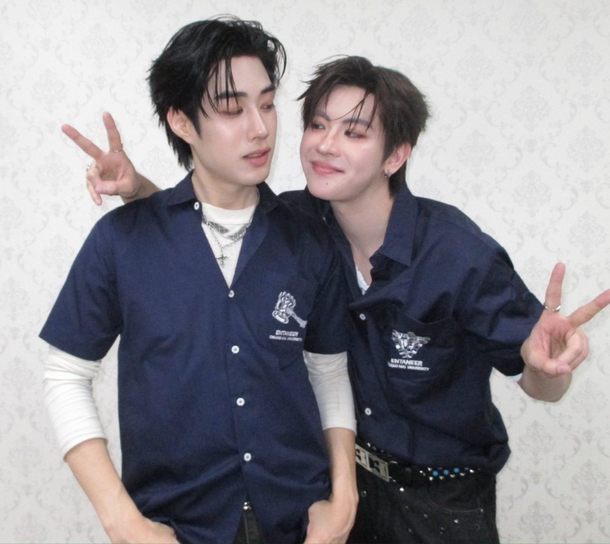 pchymysn's tweet photo. สิ่งที่สงสัยมาตลอดคือเฟิร์สวันมีกี่ร่าง อยู่กับเพื่อนคือหล่อเอาเรื่อง อยู่กับแฟนกลายเป็นยัยตัวจิ๋วสามเซนเอง พูดไปใครจะเชื่อ55555555555555555 https://t.co/rUSKBiBqNY
