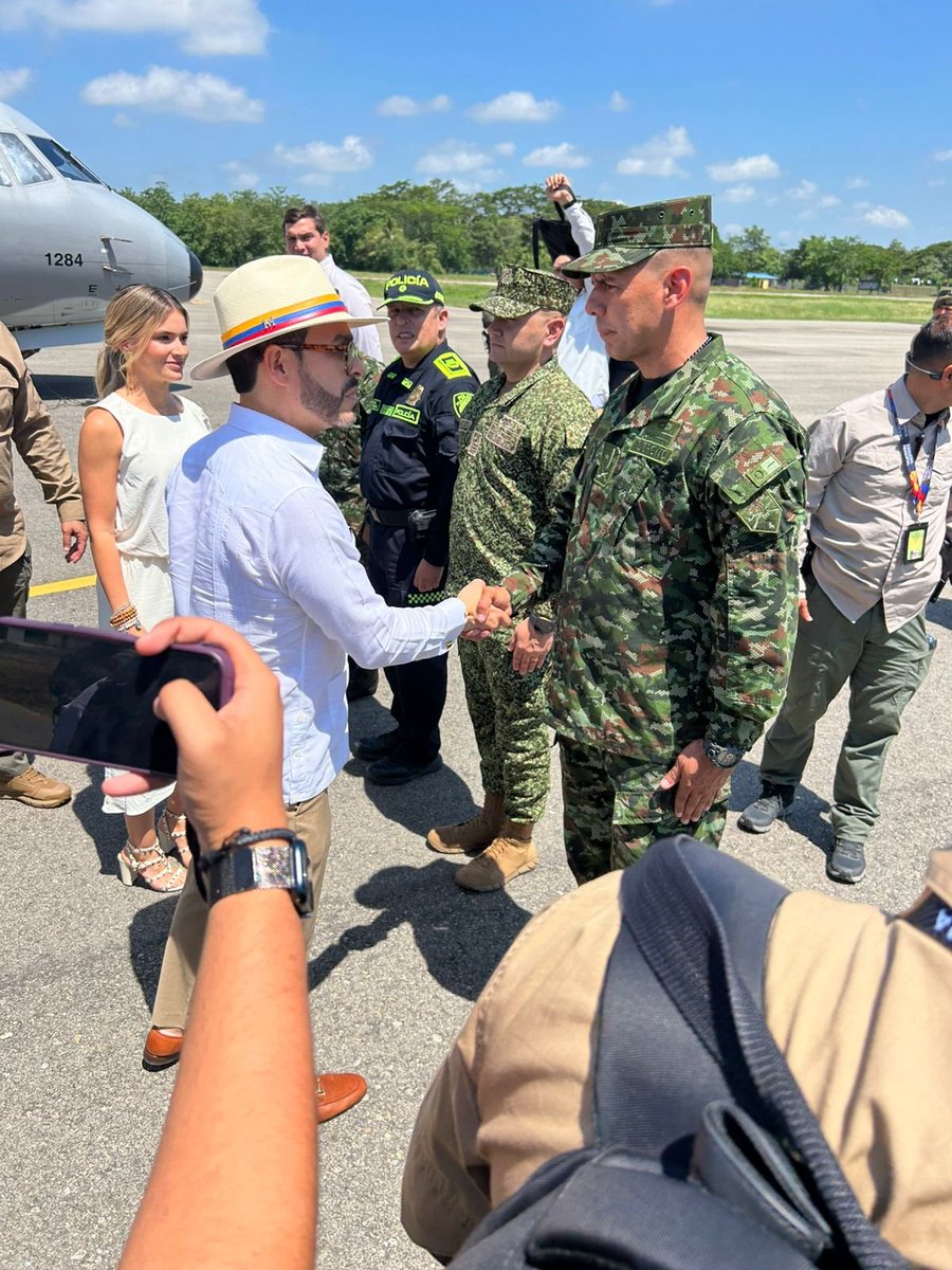 Ejercito_Div1's tweet photo. 🪖 | El @COL_EJERCITO, a través del Batallón de Infantería N.° 4 General Antonio Nariño, acompañó la visita protocolaria del señor Presidente de la República a Mompós, #Bolívar.

Con honores militares y un dispositivo de seguridad desplegado en puntos estratégicos, nuestros soldados contribuyeron al normal desarrollo de la agenda oficial, a la protección del Mandatario y a la tranquilidad de la comunidad momposina.

#Brigada19
#PatriaHonorLealtad🇨🇴