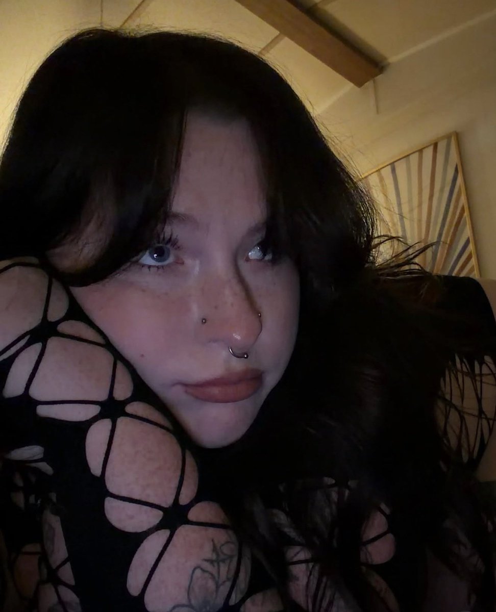 Gooch69H's tweet photo. I’m bored 🥱 and i want to have fun with anyone available to meet up and I do sell my naughty vid https://t.co/RBvENPtQP1