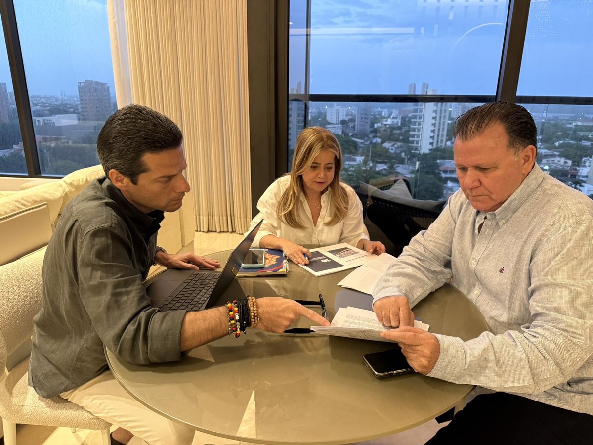 MauricioGomezCO's tweet photo. Barranquilla | 6:30 p. m.

Los ministros del Caribe trabajando juntos por la Patria Milagro.

@elsanoguerabaq @MinTransporteCo @MinAgricultura 🇨🇴 https://t.co/aBCLyprKSW