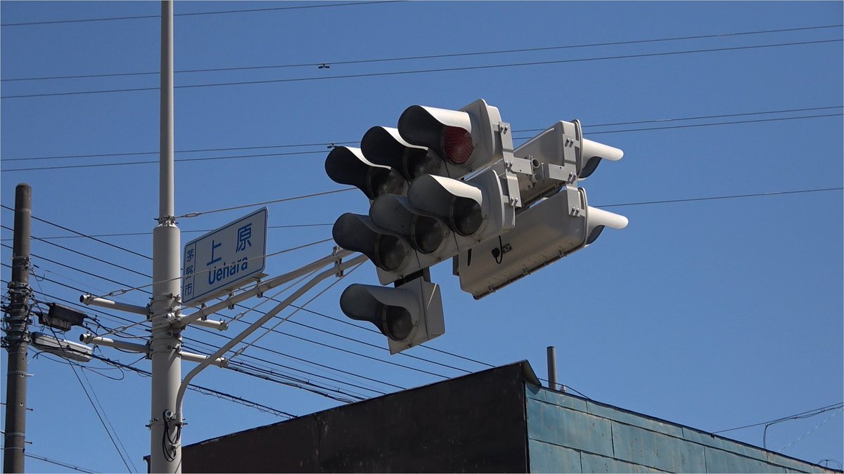 yyyy_yatatetsu's tweet photo. みんなが知らない長野名物。

重装備すぎる信号機。 https://t.co/yNVz9BYrH6