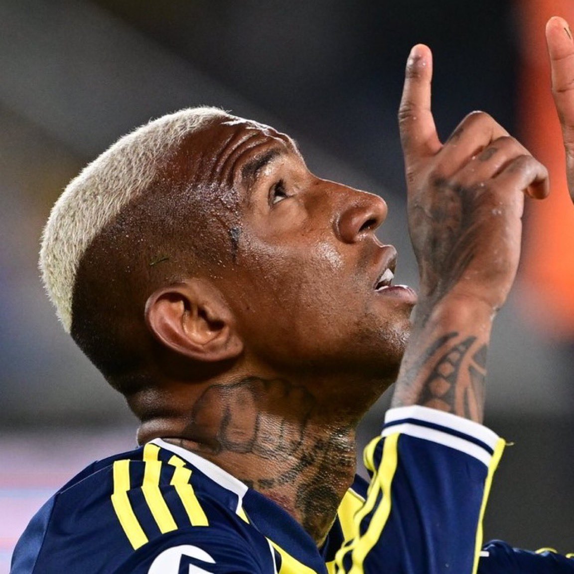 ZamHaberAjans's tweet photo. Maç sonu Talisca paylaşımı sosyal medyayı salladı: 

🔹Talisca: "Ne ekersen onu biçersin. 
Başarılı olmak mı istiyorsun? 

🔹Doğru şeyleri yap, alçak gönüllülük ve karakterle, ve kendi egonun peşinden sürüklenmeden. 

🔹Sonunda, tutumlarımız her zaman gerçekte kim olduğumuzu ortaya koyar."