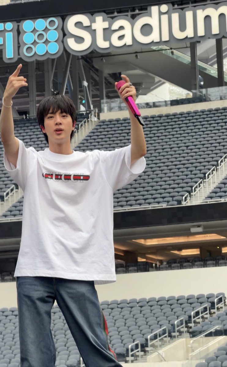 chibiseokjini's tweet photo. HE LIKED MY POSTER 100% sksksks 

It says “from seoul to LA, seokjin’s pacific ocean wide shoulders”

HELPSJDJDJD https://t.co/cqQOuHRqft