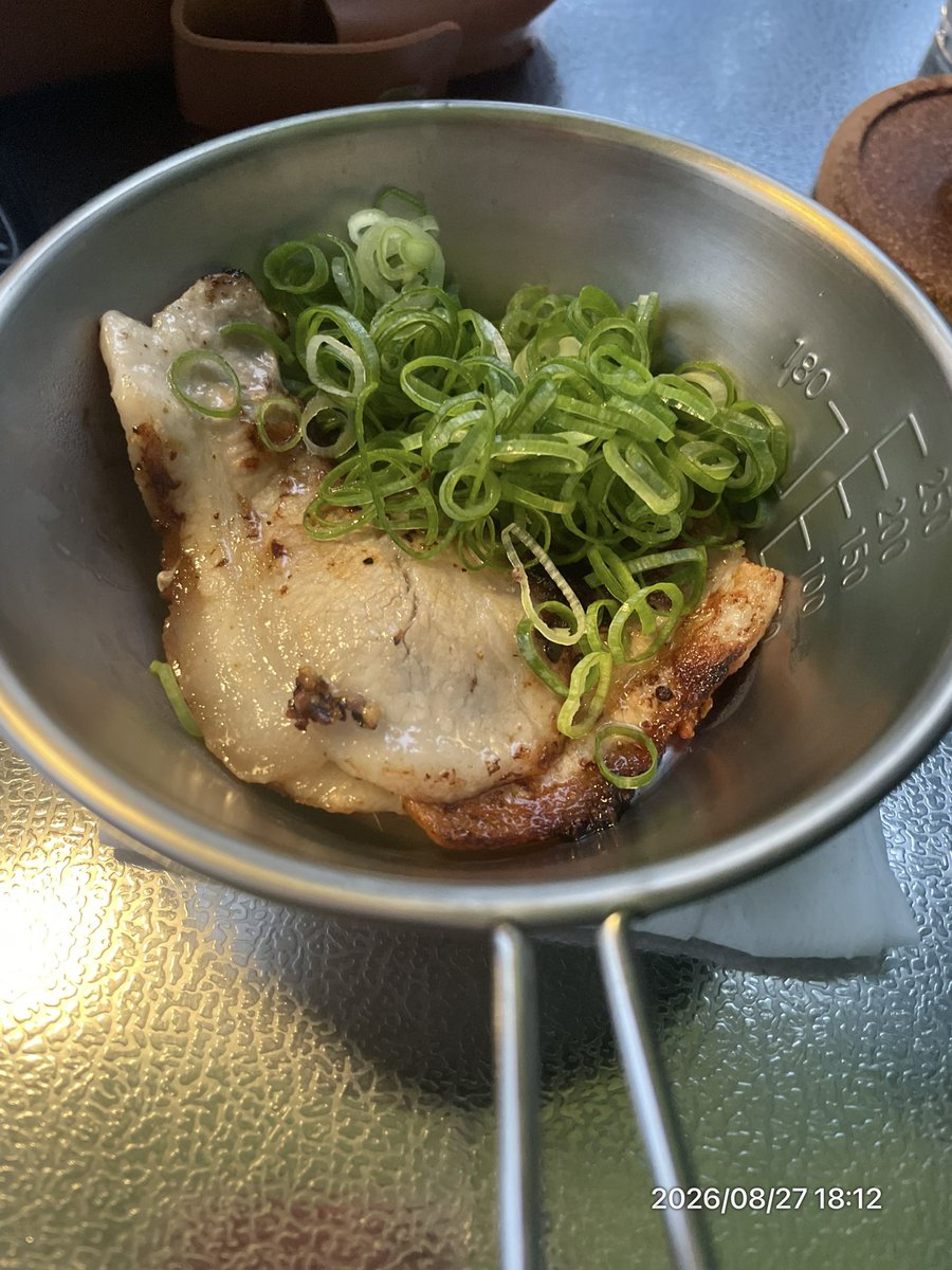 MindToky's tweet photo. 【今宵の酒泥棒】

キャンプの食で楽しみといえば
焼き肉も一つです！

僕は味付けされた肉が最近好きで
スーパー各々、その種類も豊富で魅力的なんですよね✨

レモンと香辛料でさっぱり味付けされた豚肉をカリッと焼き

熱々のまま九条ねぎを包み
ビールで一気に流し込む

想像しただけで
腹がへる… https://t.co/M8HMIFMjGP