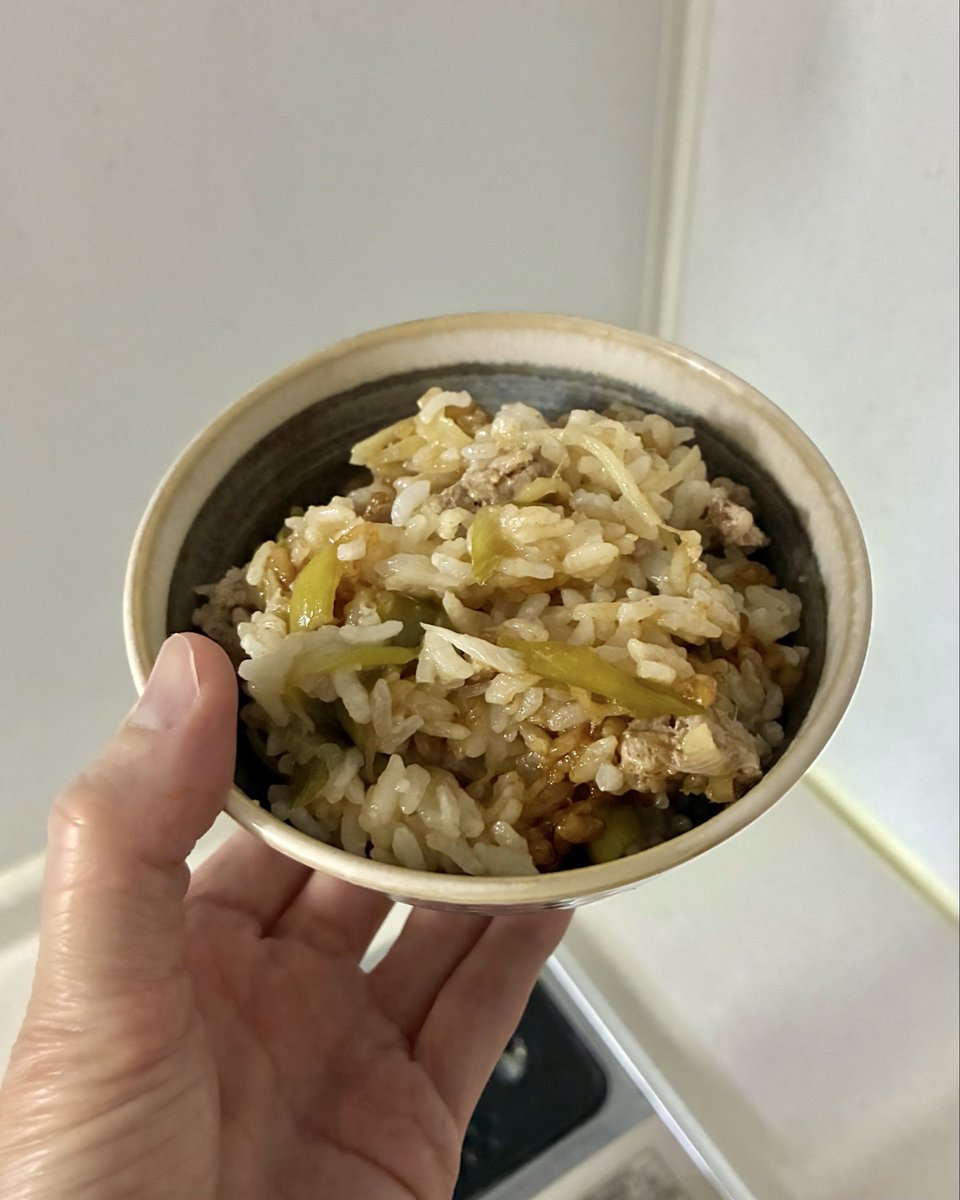 Sakichan1230's tweet photo. 鍋キューブの甘からだしすき煮を炊き込みご飯に入れたら正解すぎた…！
2合のお米にキューブ2つ入れて豚ひき肉、長ネギ、しょうがと一緒に炊くだけ。調味料なしなのにまろやかな甘さとコクが効いて最強！
 #PR #味の素KK https://t.co/gvueqn8CPO
