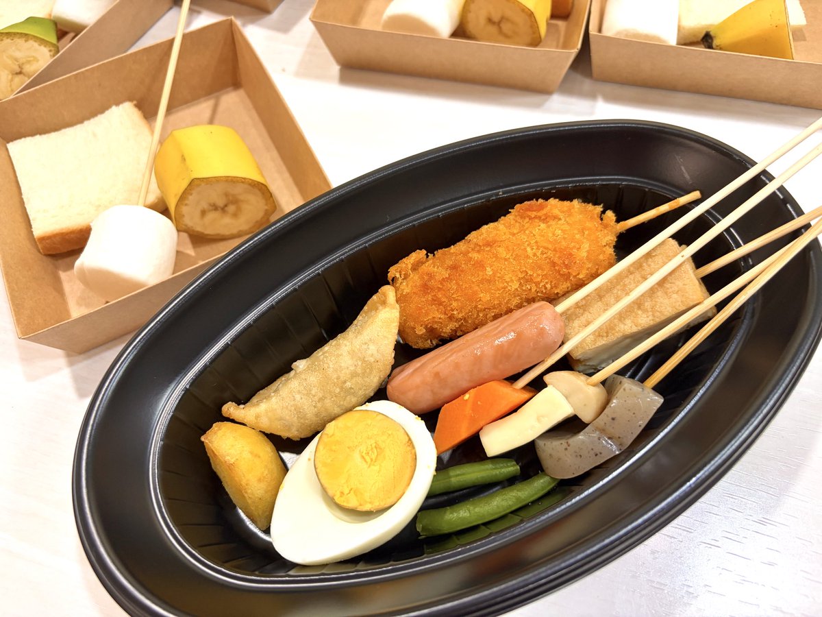 uranagoya_kitan's tweet photo. 【名千キッチン】
〜参加型味噌ファウンテン〜
本日のメニュー！！！！！！！
あとおにぎりがある！！！！！
（1人分！！！！）

名千とレッドが、がーんばって全員分用意しました！！！！
楽しもう！！！！！

この上で、ぜひコラボフードとコラボドリンクも頼んでくれ！！！！！食え！！！！！！ https://t.co/LQ7305d9H7