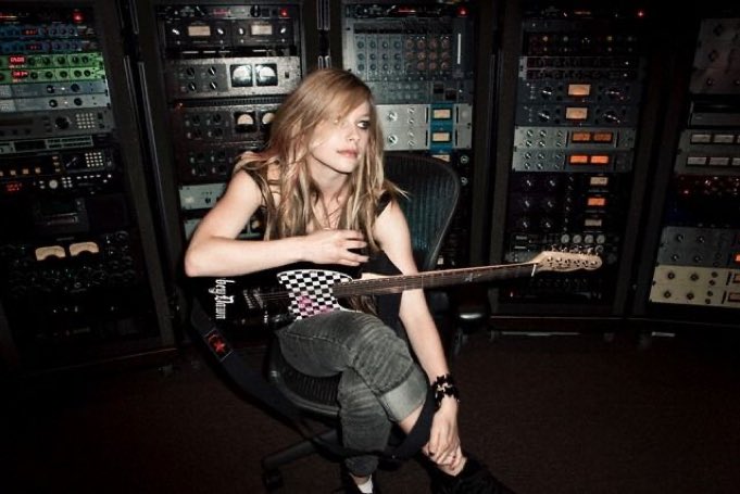 OldInternetFeel's tweet photo. Avril Lavigne https://t.co/acDQ1aRv8M