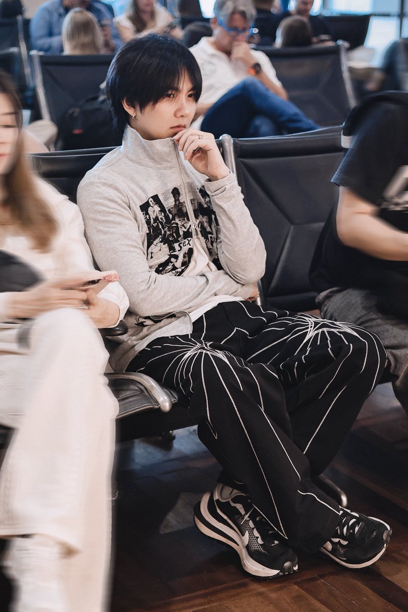 zethsajor's tweet photo. Siempre me gutan mucho sus looks de aeropuerto 💙

💙 @JakeB4rever 💙 
🐷 #BuildJakapan 🐷 
🦭 #Beyourluve 🦭 https://t.co/WJBgxh2BFq