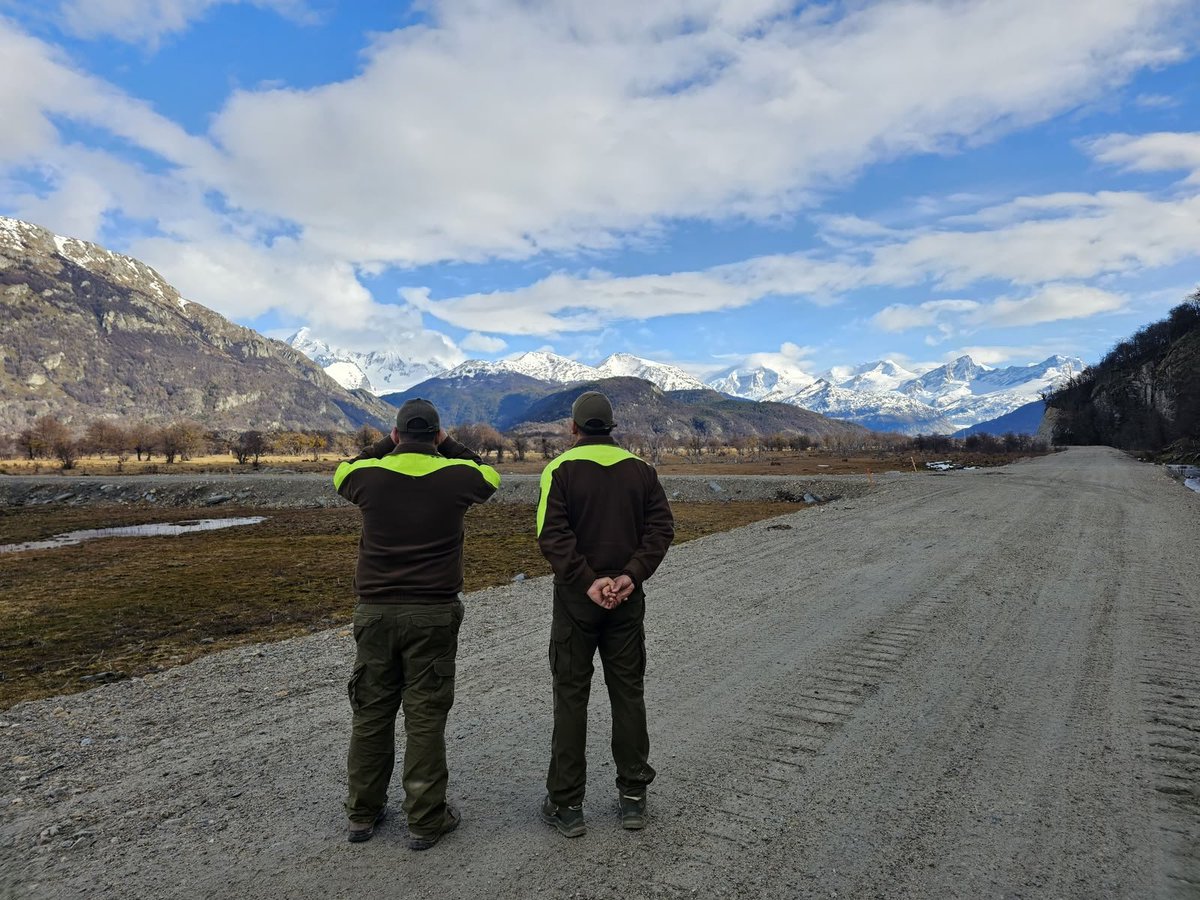 CarabMagallanes's tweet photo. Durante esta tarde @Carabdechile de la Tcia. #Yendegaia (F) realizaron patrullajes de soberanía por su sector jurisdiccional, mientras que funcionarios del Retén #PuertoToro recorrieron esta localidad austral, con el fin de mantener la seguridad y la cercanía con los vecinos. https://t.co/Zzy1upuQEC