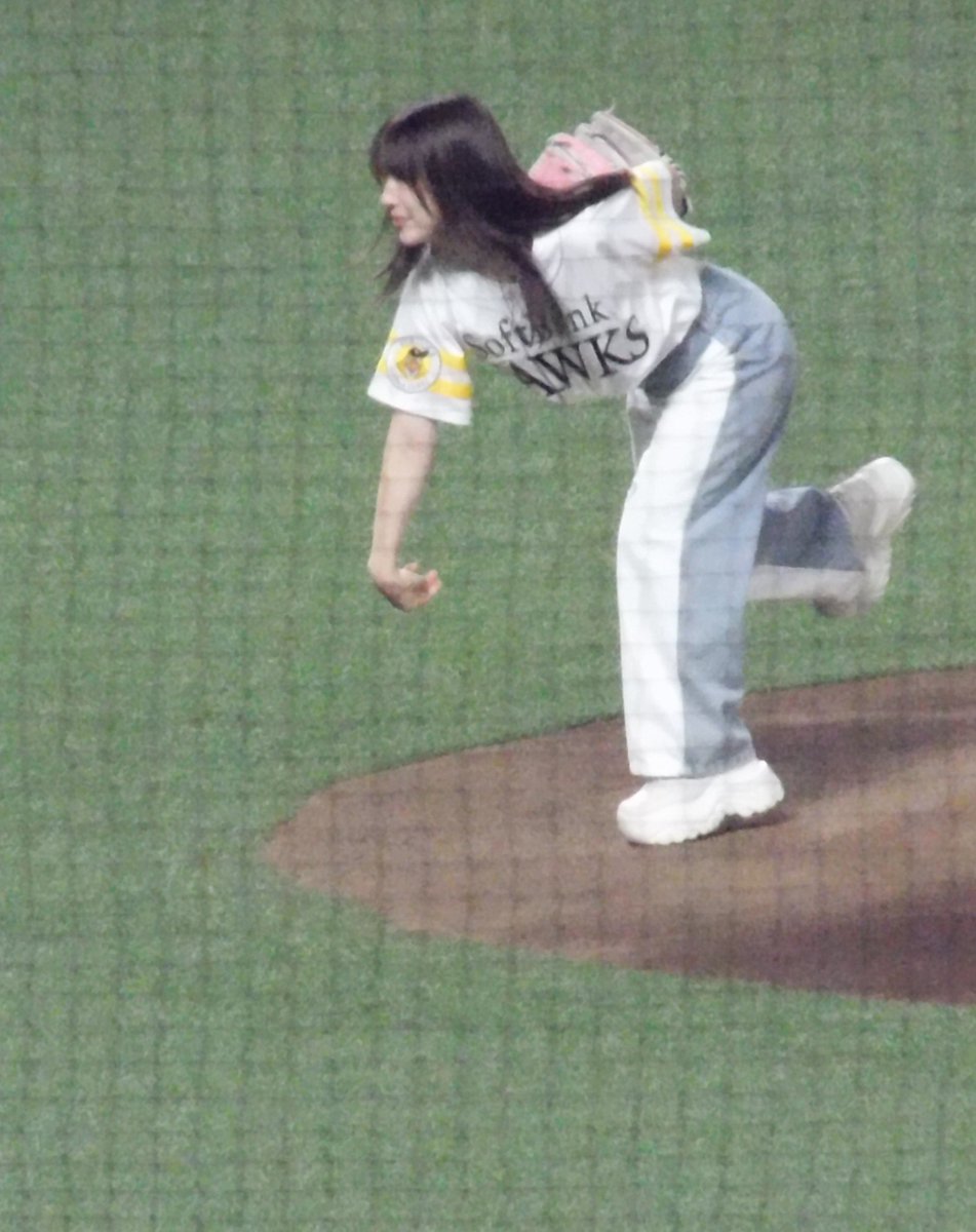 P_Noguchi's tweet photo. ファンの間では知れ渡っているファーストピッチを務めた日の脅威の勝率から「勝利の女神」とも言われる内田さん

その異名に違わぬ「好投」を見せてくれた
ありがとうございます

#内田真礼 さん

#みずほPayPayドーム福岡
#sbhawks https://t.co/VHc9A4O7P7