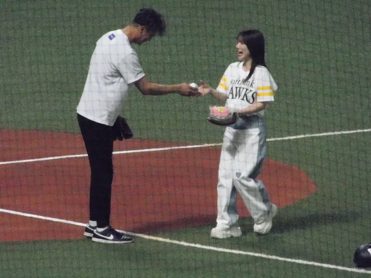 P_Noguchi's tweet photo. ファンの間では知れ渡っているファーストピッチを務めた日の脅威の勝率から「勝利の女神」とも言われる内田さん

その異名に違わぬ「好投」を見せてくれた
ありがとうございます

#内田真礼 さん

#みずほPayPayドーム福岡
#sbhawks https://t.co/VHc9A4O7P7