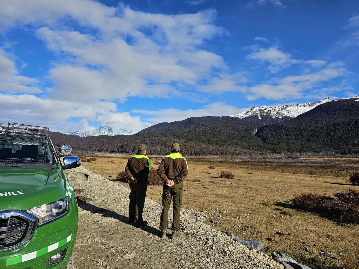 CarabMagallanes's tweet photo. Durante esta tarde @Carabdechile de la Tcia. #Yendegaia (F) realizaron patrullajes de soberanía por su sector jurisdiccional, mientras que funcionarios del Retén #PuertoToro recorrieron esta localidad austral, con el fin de mantener la seguridad y la cercanía con los vecinos. https://t.co/Zzy1upuQEC