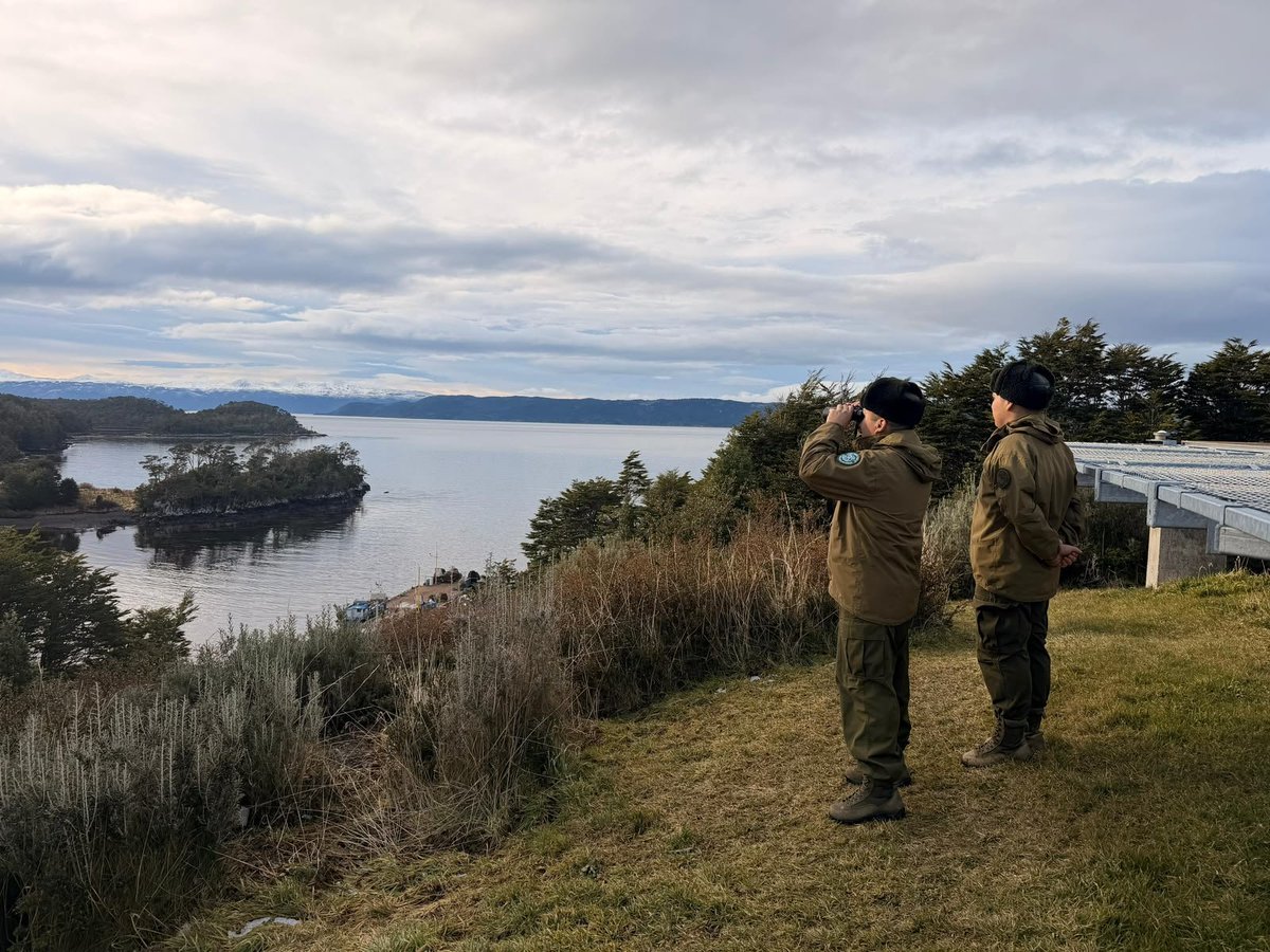 CarabMagallanes's tweet photo. Durante esta tarde @Carabdechile de la Tcia. #Yendegaia (F) realizaron patrullajes de soberanía por su sector jurisdiccional, mientras que funcionarios del Retén #PuertoToro recorrieron esta localidad austral, con el fin de mantener la seguridad y la cercanía con los vecinos. https://t.co/Zzy1upuQEC