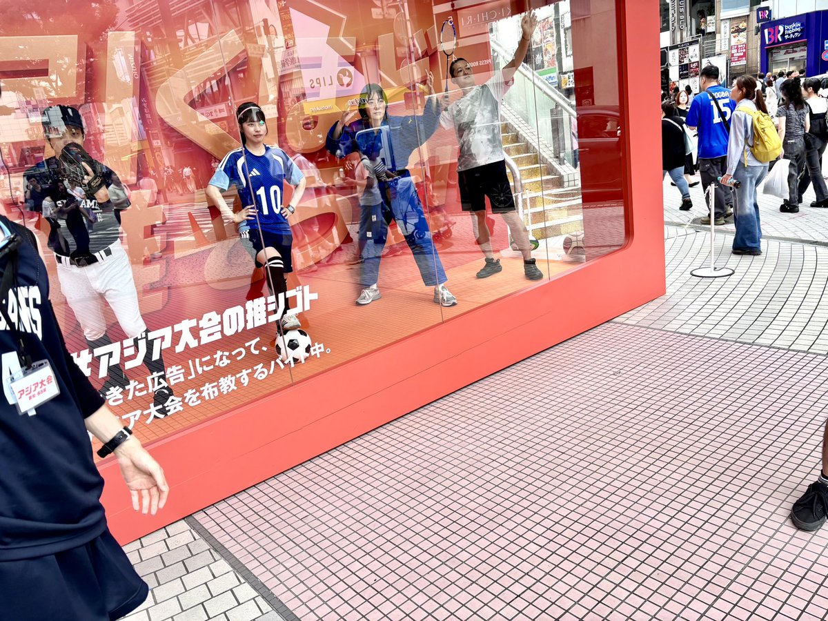 copy_writter's tweet photo. まるで、おとな版「だるまさんが転んだ」のよう。
マネキンのアルバイトとして参加もできるみたいです。 https://t.co/DgiHzkG3c1