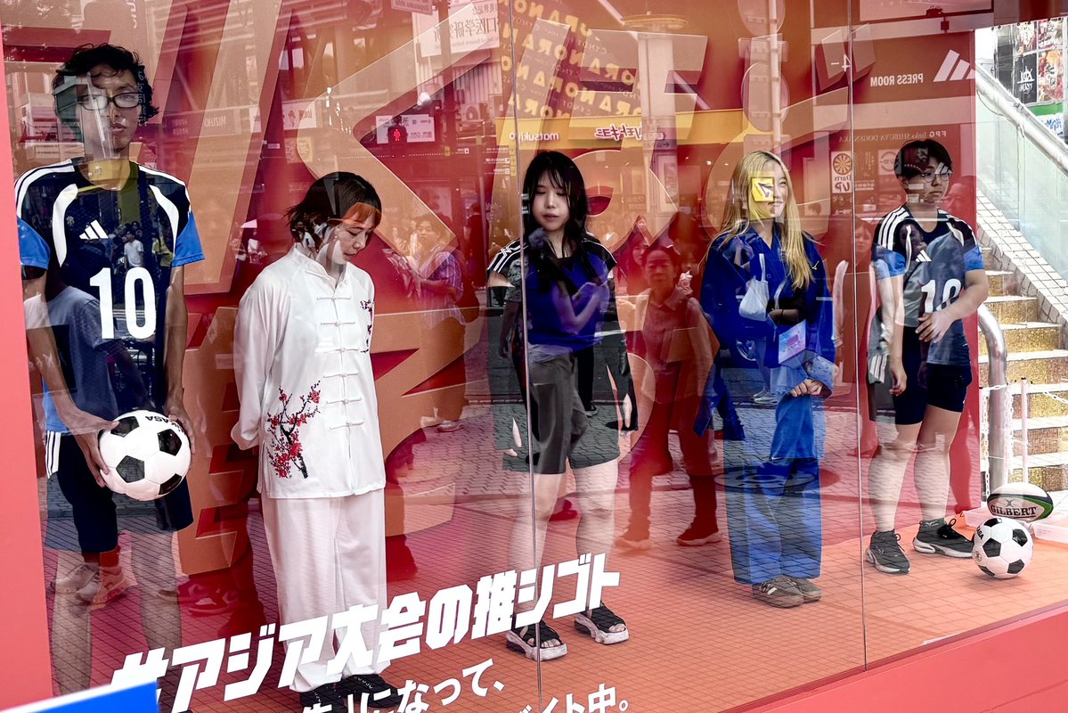 copy_writter's tweet photo. まるで、おとな版「だるまさんが転んだ」のよう。
マネキンのアルバイトとして参加もできるみたいです。 https://t.co/DgiHzkG3c1
