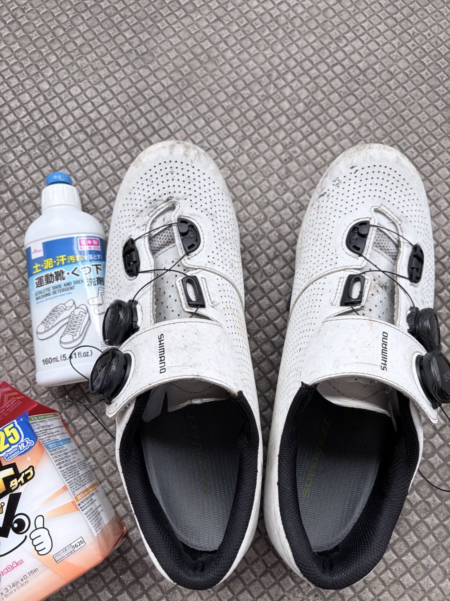 1977spike's tweet photo. ダイソー商品で白を取り戻す👟✨
やっぱり新品の白さには戻らないけど、これはこれでかなり白くなった気がする！ https://t.co/XvMKFBmAxT