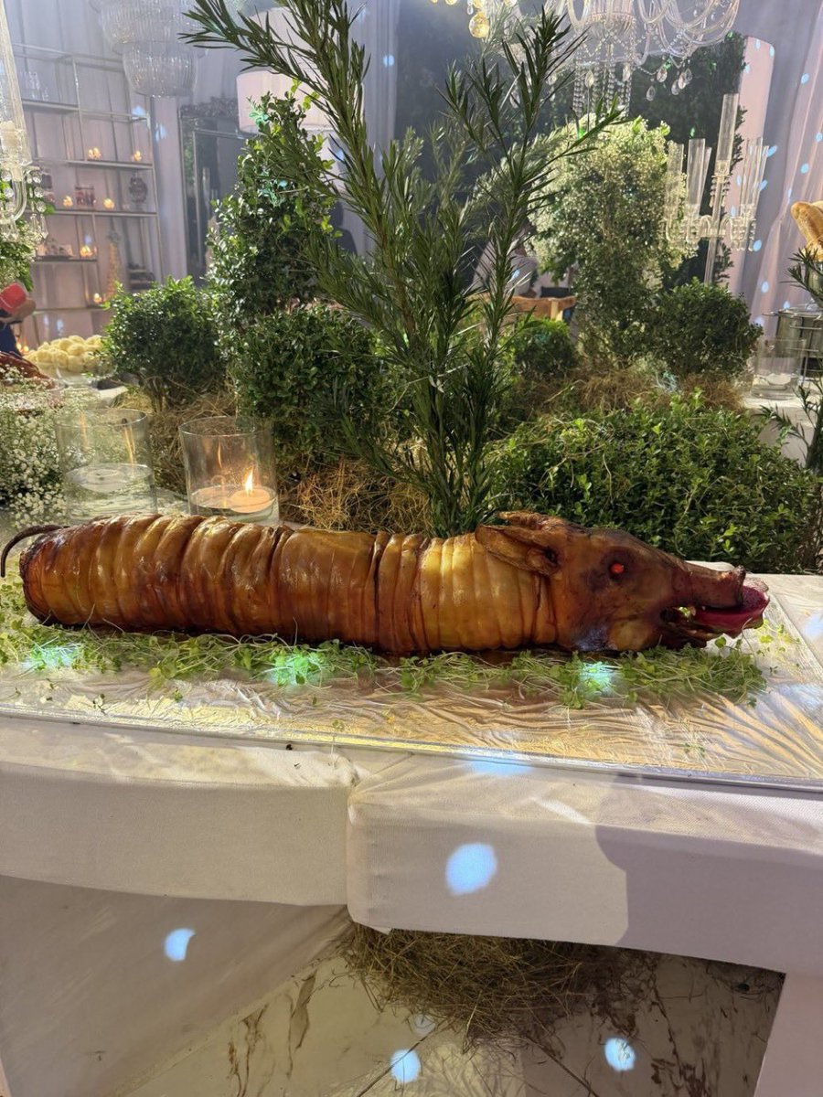 updatecharts's tweet photo. Um porco GIGANTE está sendo servido no casamento de Davi Brito. https://t.co/hXt0kXnB9J
