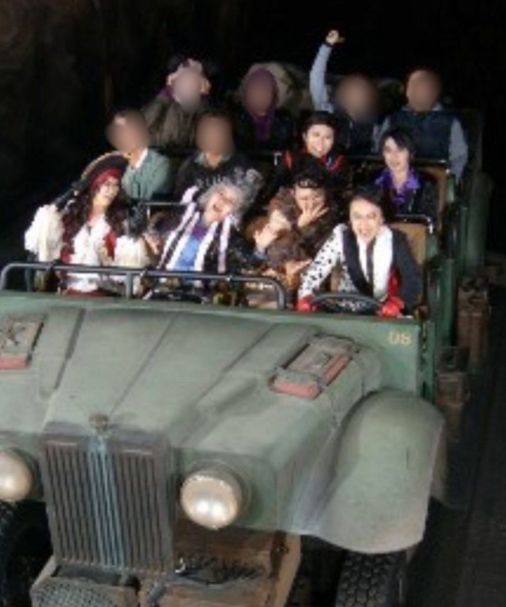 sink_D86's tweet photo. 画質ガビガビだけど大昔に✋️↓のみんなで仮装したときに、ダルちゃんで運転席になってマスターが憑依してたときを思い出した
#Dハロ仮装 https://t.co/GakHVVbika