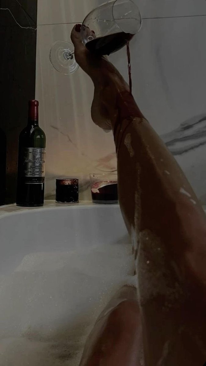 Altessegovou's tweet photo. Pendant ce week-end, pourras-tu lécher le vin sur mon pied https://t.co/fZD5LM6oqk