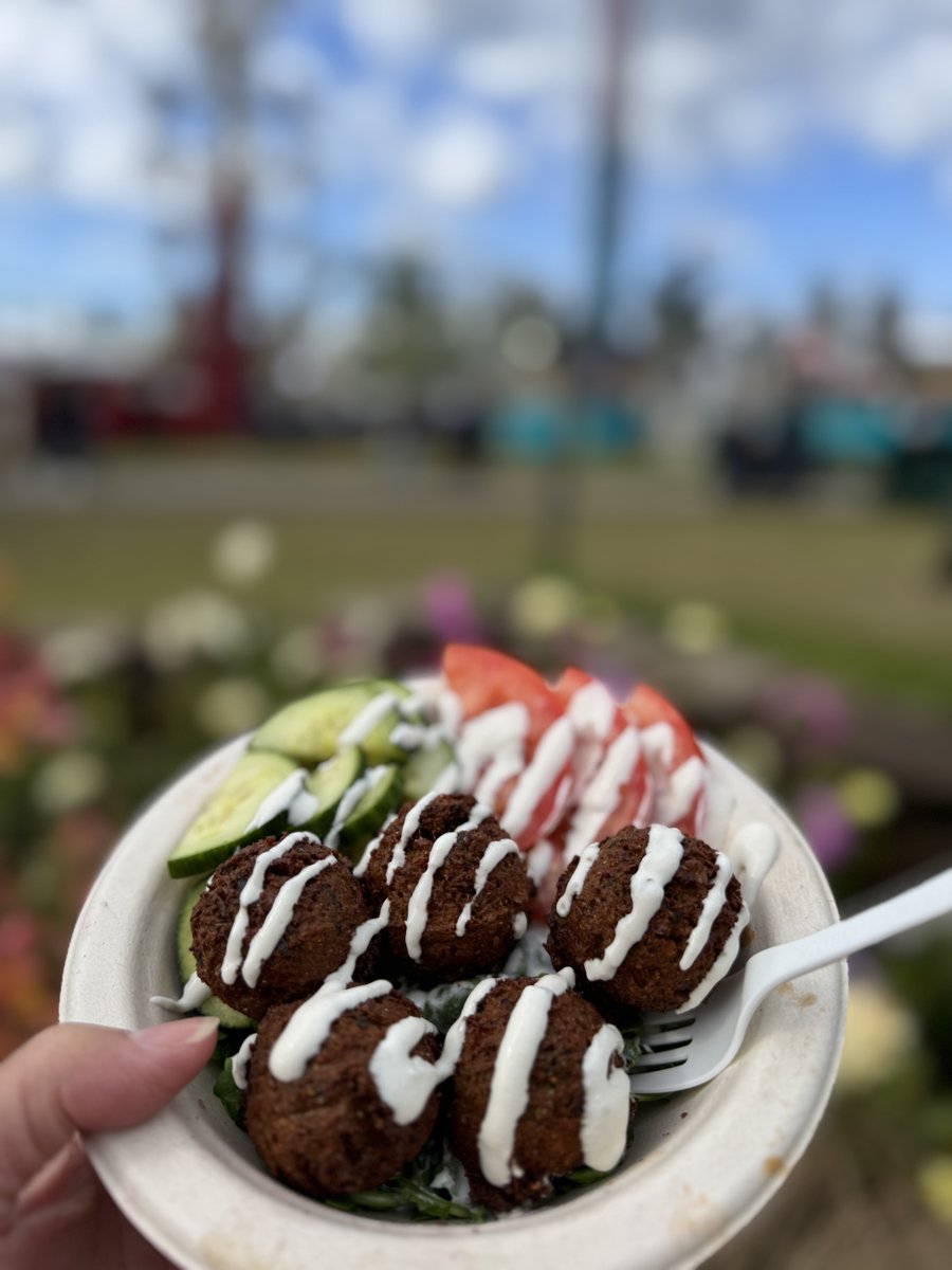 AlaskaStateFair's tweet photo. 😋 Come for the fun, stay for the food. Either way, it’s going to be a delicious day. One bite and you'll see why people plan their whole day around it. #fairfood Visit our food guide to find your favorite! https://t.co/jv92NgYj42 https://t.co/GB516kCDpS