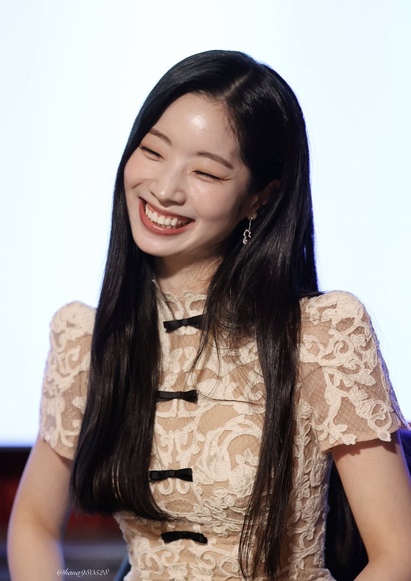 dahyuntonin's tweet photo. dahyun's smile is so infectious like suddenly I'm so happy 😇😇 https://t.co/BtvlCDIxpk