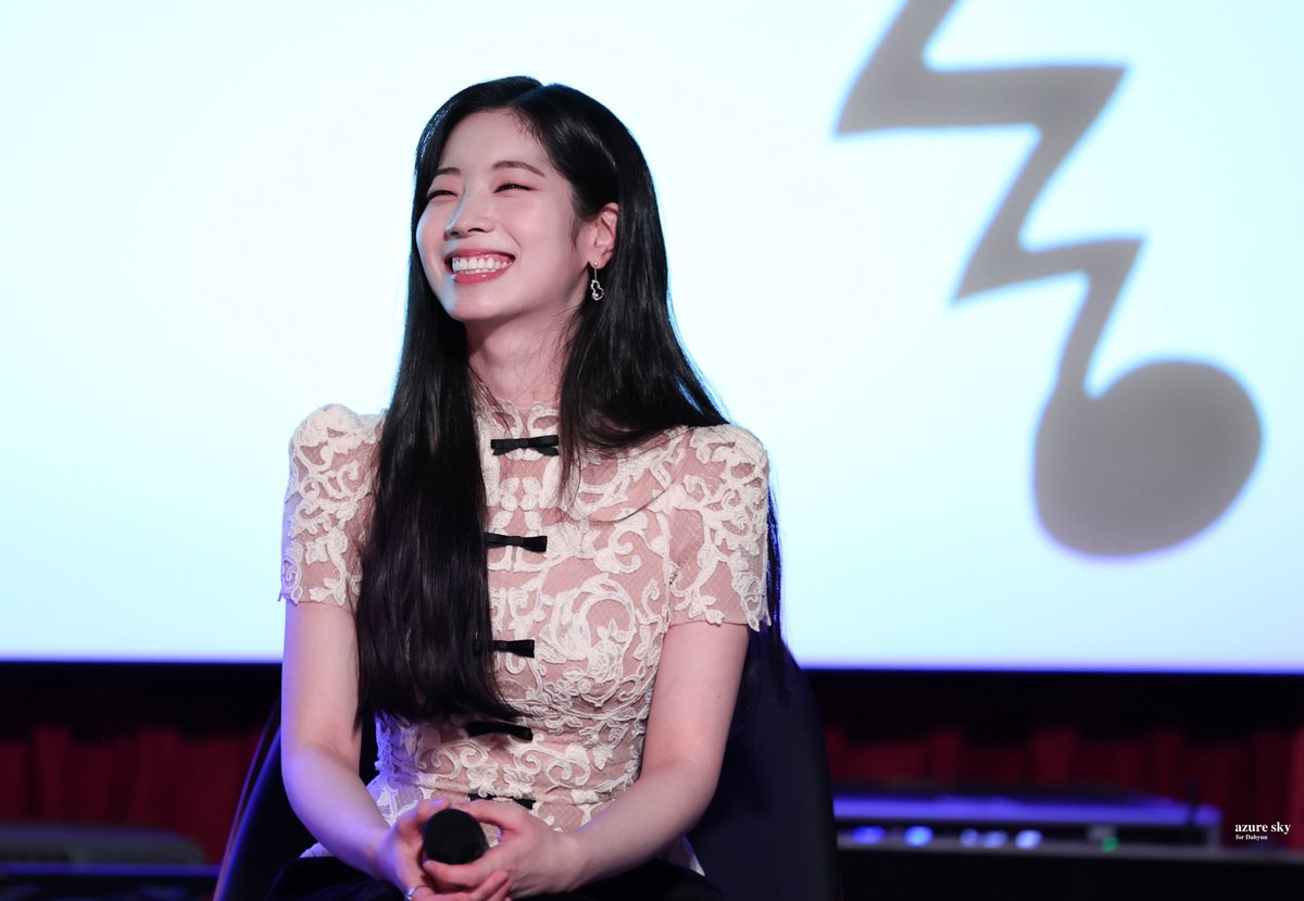 dahyuntonin's tweet photo. dahyun's smile is so infectious like suddenly I'm so happy 😇😇 https://t.co/BtvlCDIxpk
