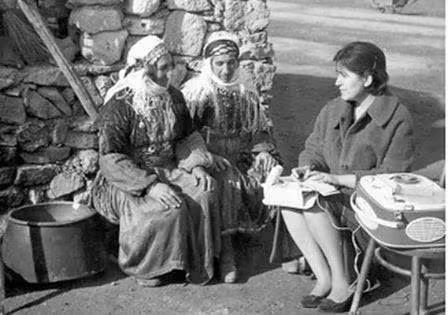adhamshekh1's tweet photo. Nûra Xanim, keça nivîskarê kurd Heciyê Cindî ye, û ew folklora kurdî kom dike û tomar dike. Ev wêne ji sala 1955ê ye. https://t.co/iLCdMhkDUM
