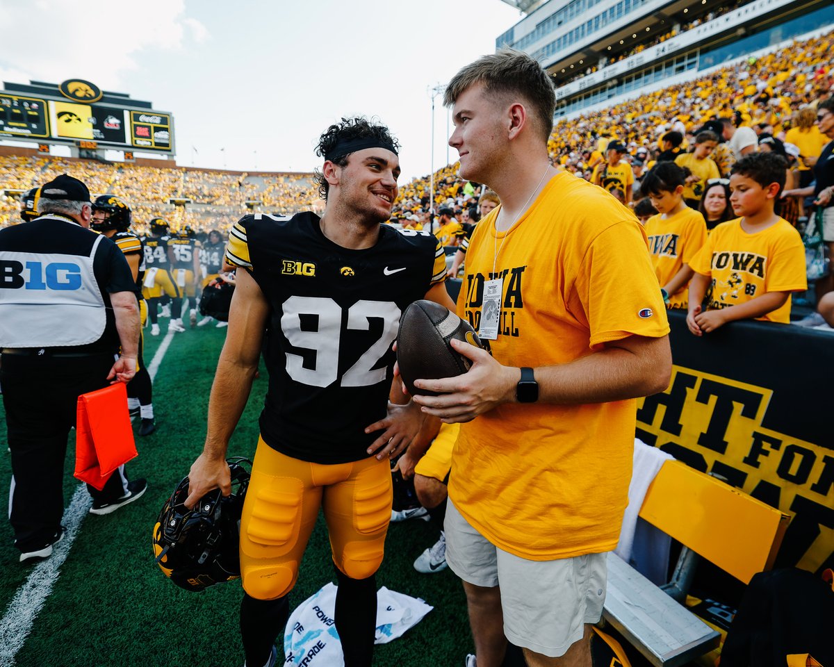 HawkeyeFootball's tweet photo. Always good to see the boys back in the 319 🤝 https://t.co/PrQ1WZIRBo