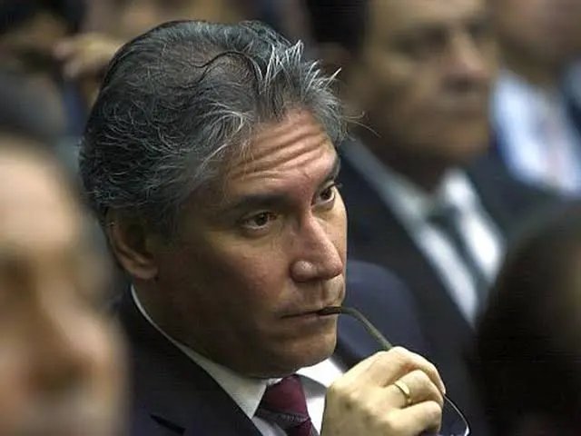 martinfiera's tweet photo. "Aurelio Pastor condenado por tráfico de influencias.- Juez Jorge Barreto sentenció  a 4 años y medio de prisión. Pastor deberá pagar 100 mil soles por  reparación civil, al ser hallado responsable del delito de tráfico de influencias "
El nuevo embajador del fujimierdismo.. https://t.co/WwKBjhTDu3