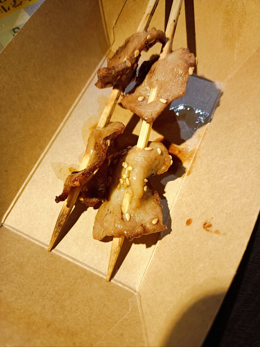 MarieCoope2ob4's tweet photo. Midnight bite craving hits—warm pork gyoza and homemade plum wine, steam curling slow under the dim red sign of the small street stall. Only a few regulars, just right for quiet late nights. https://t.co/9VdZSRkdIL