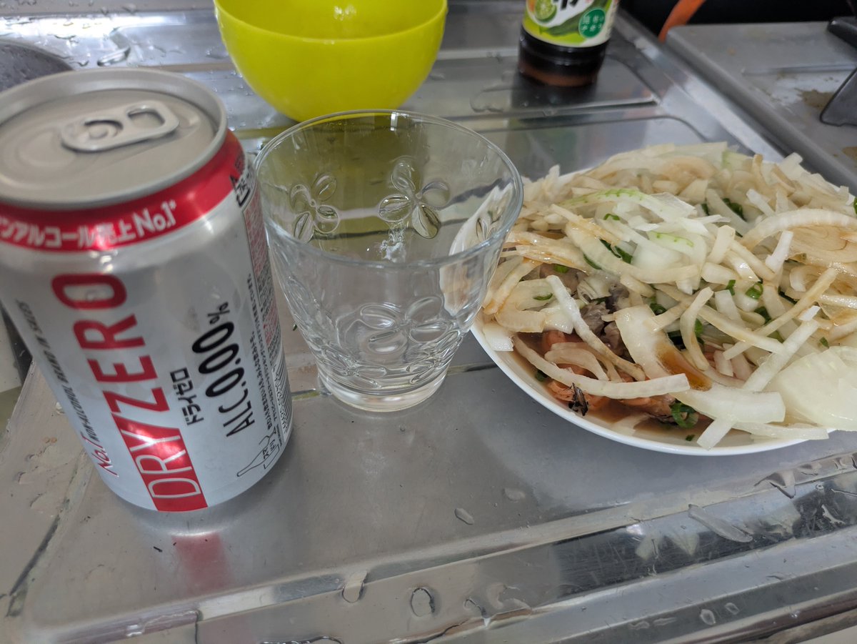 3WORKS2's tweet photo. おはようございます
今日の朝食
先週に続けてカツオとサーモンのたたき
前回ネギ少なかったので今回マシマシ

もう藁がないのでコレで藁焼きラスト

禁酒中だけどやはり飲みたいのでノンアル
だいたいいつもノンアルに手を出すと禁酒終了のお知らせが近い https://t.co/U83GfKIAmg
