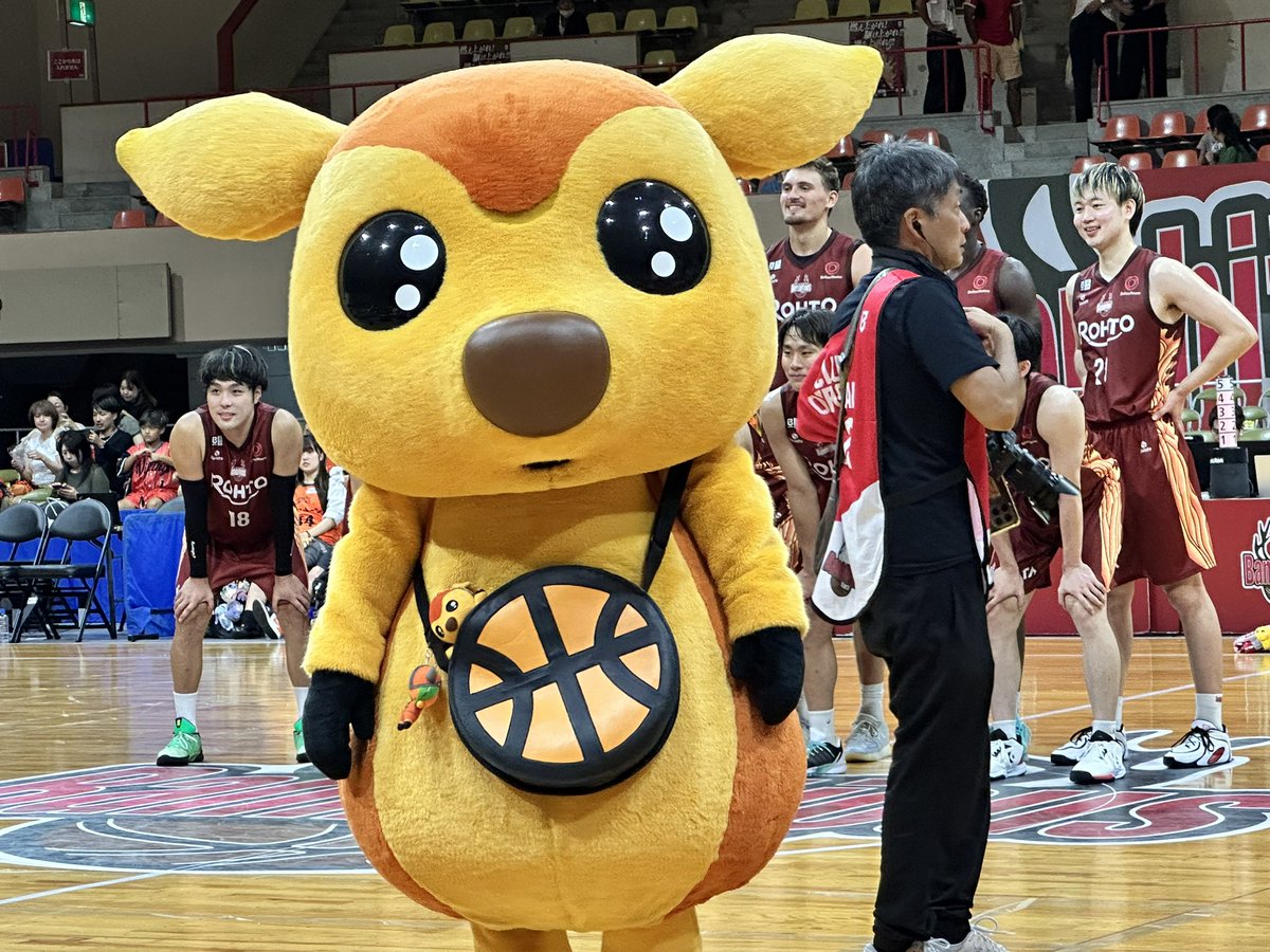 kansaimabui's tweet photo. #バンビシャス奈良 
せっかくの集合写真📸
おい！w見えねぞw
試合後のたつさんタオル完売😲😳今日の分はかも！
 #鈴木達也  選手 https://t.co/2DCr4MqIxh