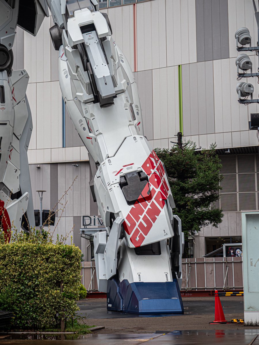 yoshi115t's tweet photo. Life-size Unicorn Gundam

実物大ユニコーンガンダム。
足元を囲っていたポールが無くなり、地表スレスレで撮影しても障害物なくユニコーンの足が見られる様になりました。
9年間見続けても、今まで見られなかった景観。
#実物大ユニコーンガンダムは8月で終了
#実物大ユニコーンガンダム #夕焼け https://t.co/b7OHCF0cju