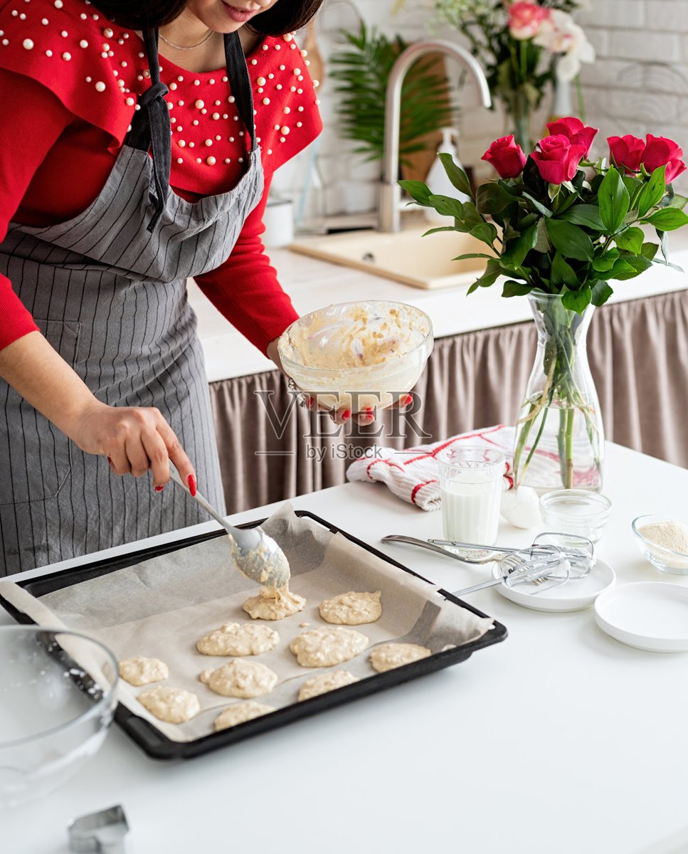 rainh2o5's tweet photo. Warmest Sundays are spent right here—baking cookies with my favorite people, sticky fingers and all. , https://t.co/ZIjVmW27xj
