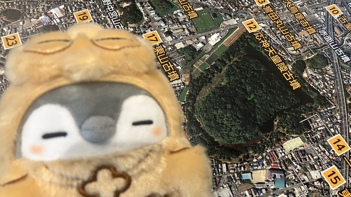 obshbrs's tweet photo. 土偶ちゃん、お迎えから1年の時を経てようやく古墳デビュー(？)してきました！

①ドキドキ 古墳体験編 https://t.co/0bJhtnMxJ8