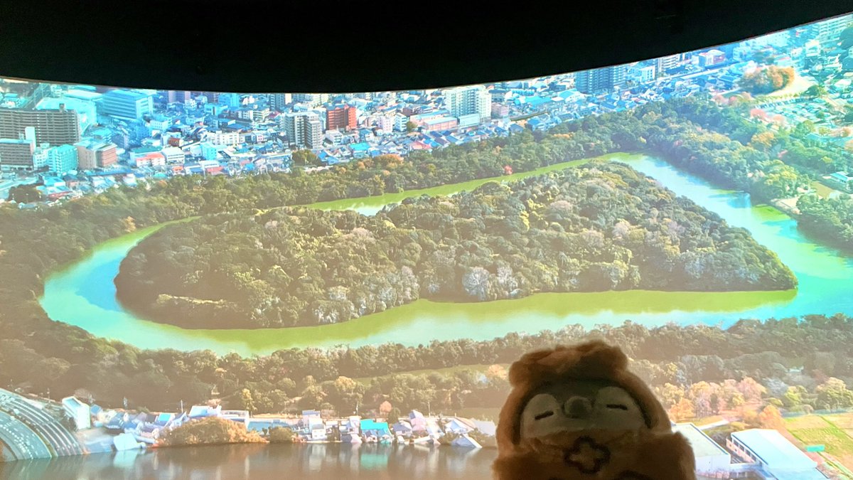obshbrs's tweet photo. 土偶ちゃん、お迎えから1年の時を経てようやく古墳デビュー(？)してきました！

①ドキドキ 古墳体験編 https://t.co/0bJhtnMxJ8