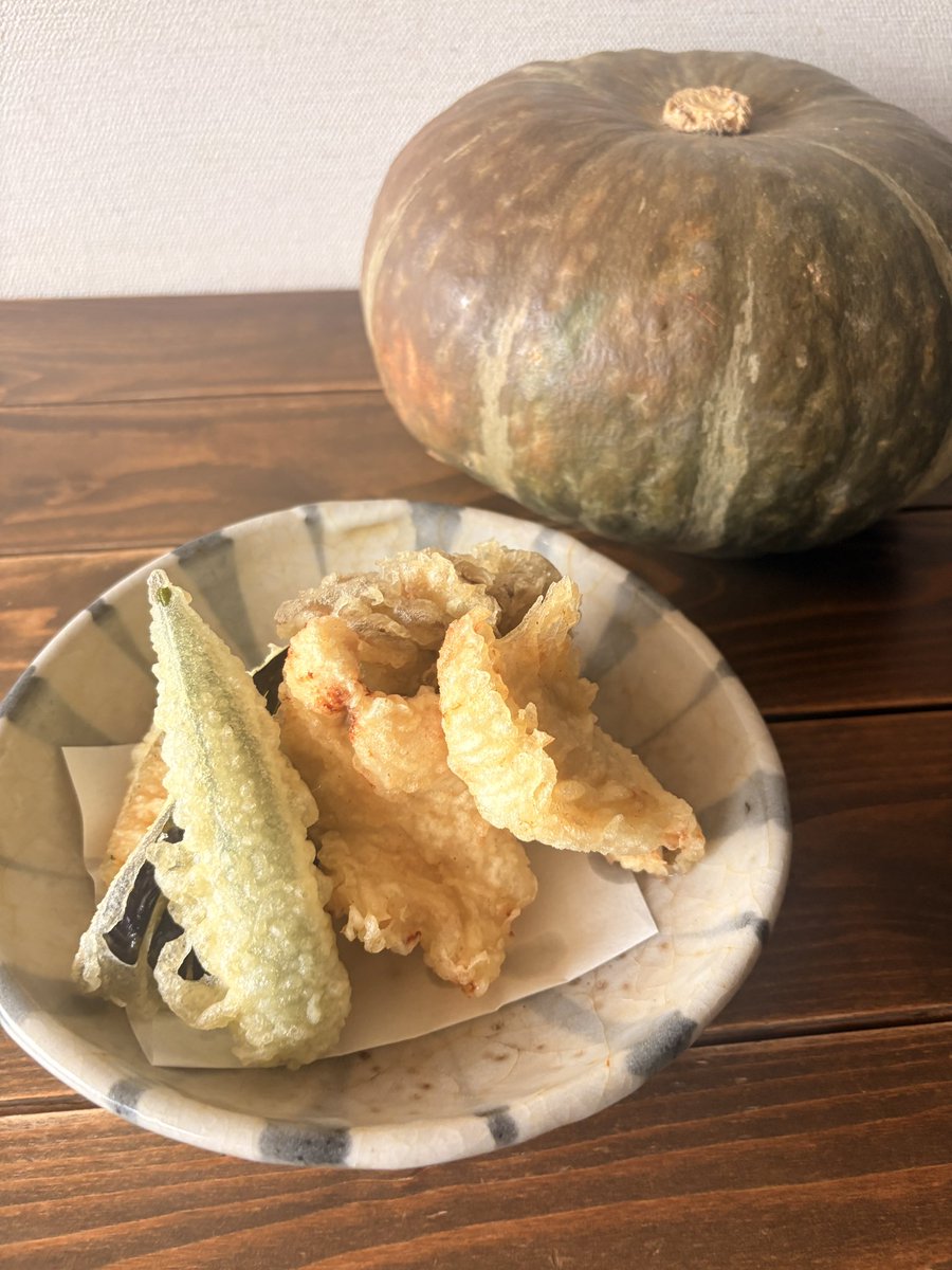 roJi_caFe's tweet photo. 長いお休みありがとうございました
今日からのメインメニューは
地元野菜(かぼちゃ・ナス・オクラ)と鶏の天ぷらです

6日(日) △…大きいお席は埋まってます
ランチ残りわずかなので
ご来店の際はお電話にて確認お願いします
7日(月) ◎
8日(火) 〇
ご予約ご来店お待ちしております https://t.co/sxsJhjuc9R