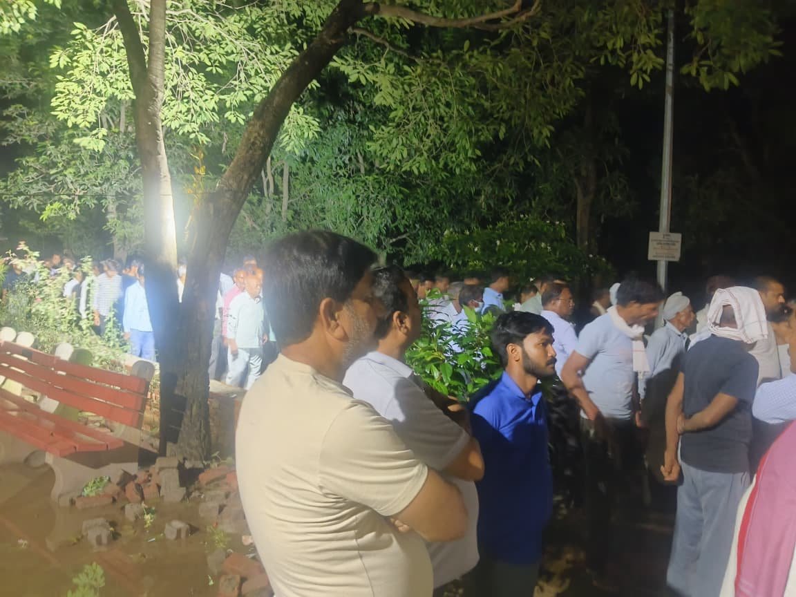 SaurabhBhimArmy's tweet photo. बीसलपुर निवासी एवं दिल्ली में तैनात CRPF जवान श्री रविन्द्रनाथ जी के आकस्मिक निधन का समाचार अत्यंत दुःखद है। देश सेवा में समर्पित एक वीर जवान का असमय चले जाना अपूरणीय क्षति है।

प्रकृति दिवंगत आत्मा को शांति दें एवं शोकाकुल परिवार को इस असीम दुःख को सहन करने की शक्ति प्रदान करें। https://t.co/zf0Ky5fKdU