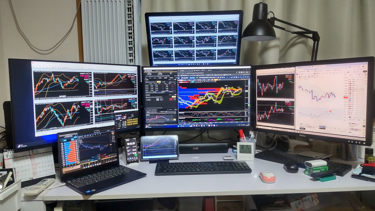 P17086521's tweet photo. 以前
デスクトップ2台　モニター四枚　クロームブック

今
デスクトップ＋ミニpc　モニター3枚　ノートpcは枕元で寝ながら使う https://t.co/o22e5smA34