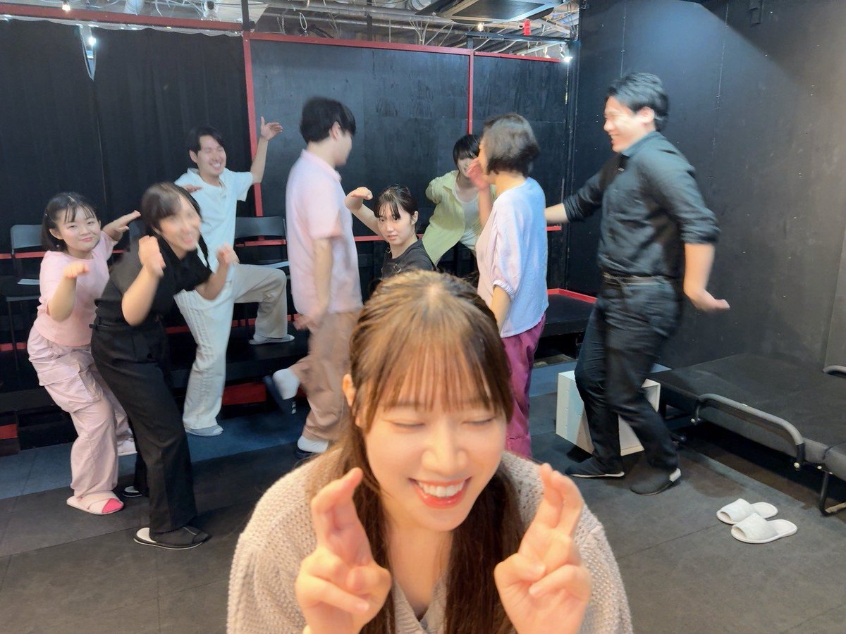kamome0328's tweet photo. #舞台4125
ついに最終日！
千秋楽です✨
13:30〜 / 18:30〜
開演となります。

お天気酷くならないと良いなぁ…😥

※自撮りをしている人達に写り込んでいくスタイル Vol.5 ↓↓↓
今回は青色夫婦の撮影タイムに大勢で突入‼️笑

座組の楽しい雰囲気、伝わりますか？？w
最後までみんなで駆け抜けます💜 https://t.co/W2KuucAoEc