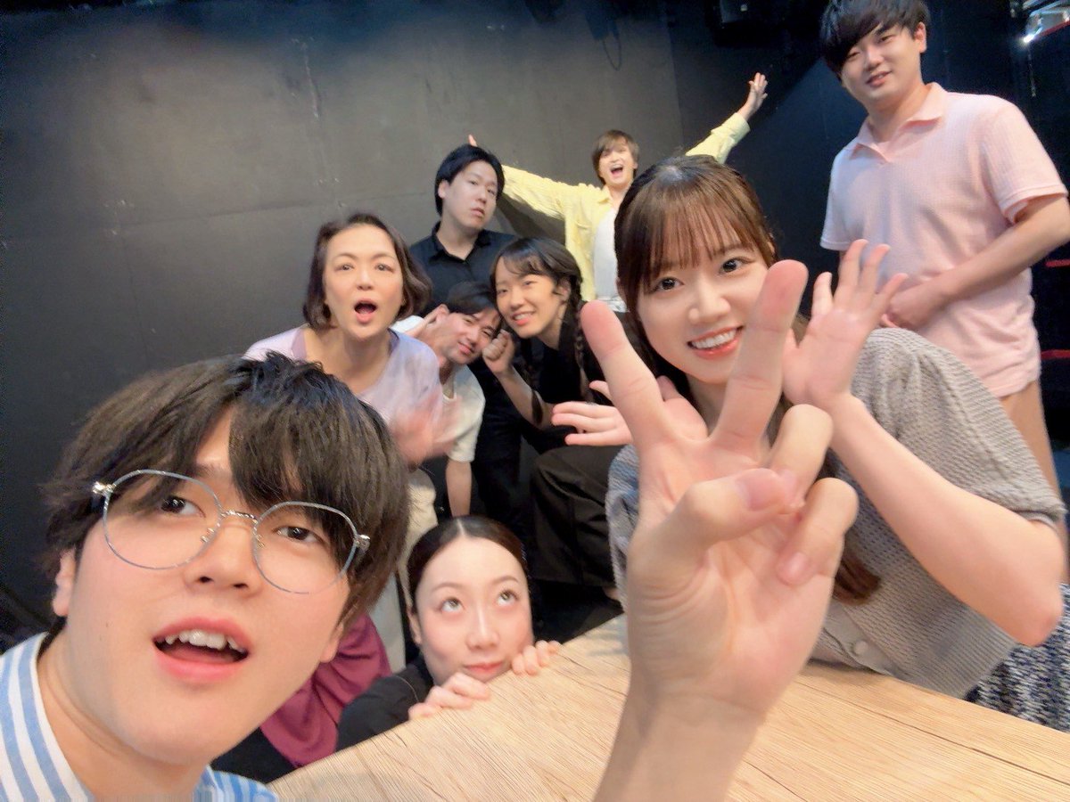 kamome0328's tweet photo. #舞台4125
ついに最終日！
千秋楽です✨
13:30〜 / 18:30〜
開演となります。

お天気酷くならないと良いなぁ…😥

※自撮りをしている人達に写り込んでいくスタイル Vol.5 ↓↓↓
今回は青色夫婦の撮影タイムに大勢で突入‼️笑

座組の楽しい雰囲気、伝わりますか？？w
最後までみんなで駆け抜けます💜 https://t.co/W2KuucAoEc