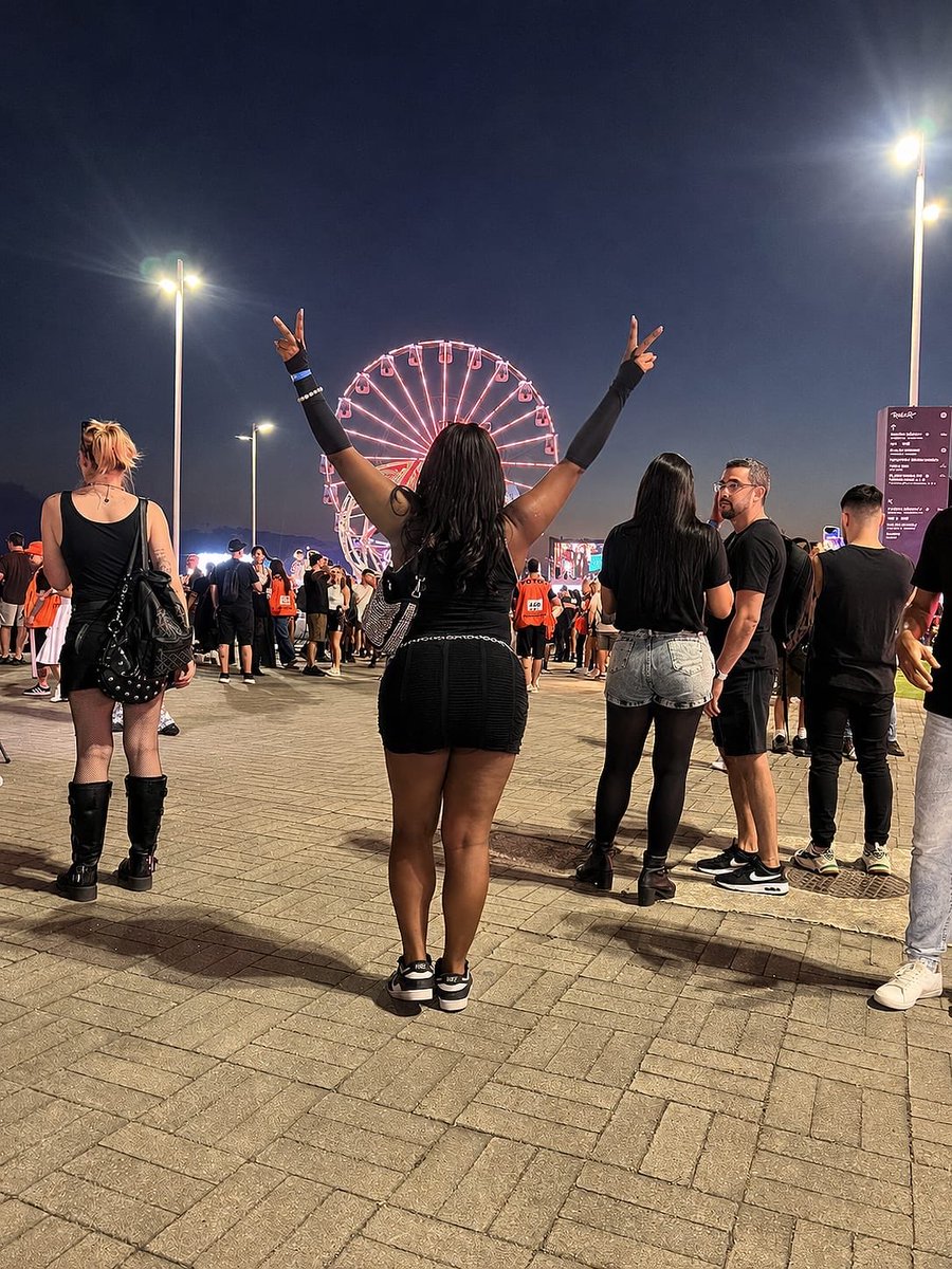 looh_dvd's tweet photo. Rock in Rio 🖤 https://t.co/tO0Avjor2h