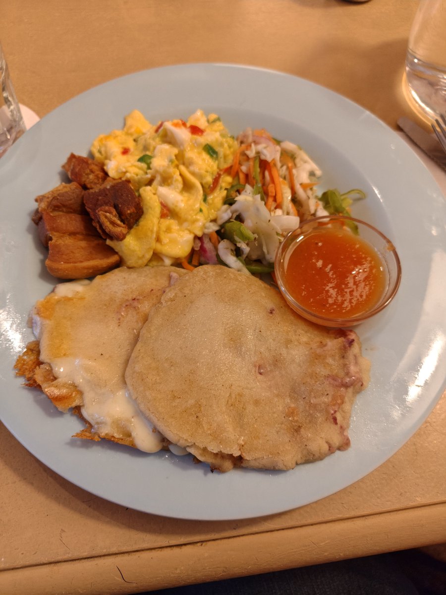 EatHamu's tweet photo. 世界の朝ごはんで、エルサルバドルの朝ごはん
とうもろこしパンはもちっとしたのを想像してたらサクサク生地でした。
今回も美味しかった。 https://t.co/SCn9zTMGJ9