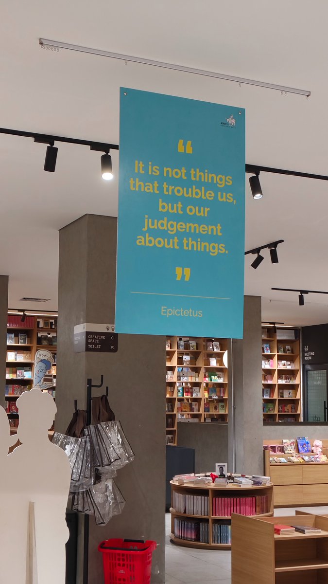 oioiwk's tweet photo. Lanjut ke Jalmaaa!!! Gramedia Jalma emg best! Lanjut baca buku di gramed dan cicil dikit kerjaan. Oh! Ada penulis Dee Lestari. Pengen minta ttd bukunya juga tp budget hedon udh menipis. Jadi cuma melihat dari jauh.. Kok bisa ya cantik gitu? 😭 https://t.co/PhrBidS8PO